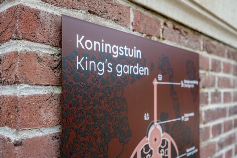 Een op maat gemaakt paneel voorzien van print met reliëf bij paleis het loo